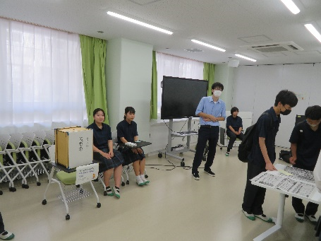 監視員、投票記載台、投票箱などを配置します