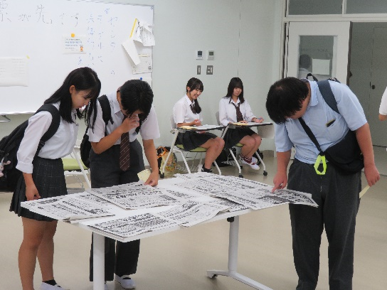 広報紙で候補者の政策を確かめます