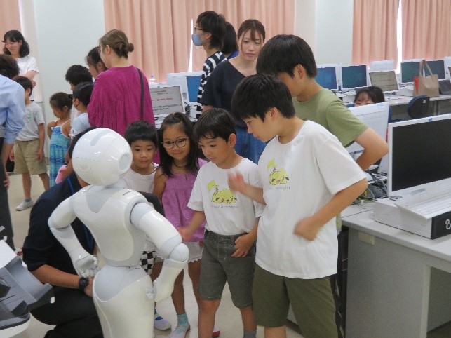 ペッパー君と話す生徒たち