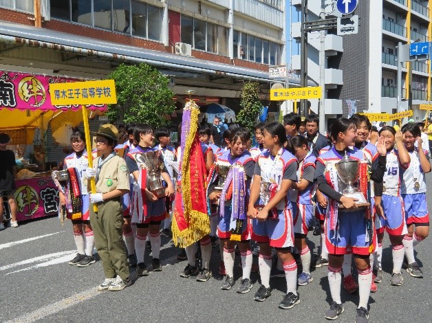厚木鮎祭りのパレードに参加するソフトボール部