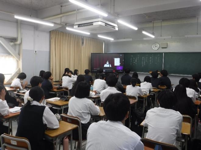 生徒は教室で視聴しました
