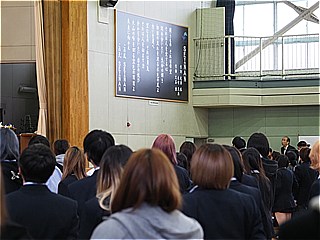 新調された校歌板