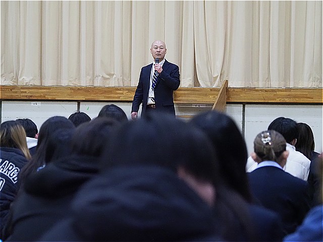 講評する副校長