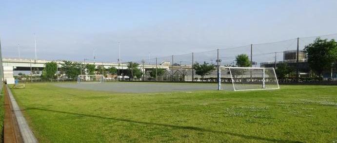 サッカーゴールが両側に設置された芝生のグラウンドの画像