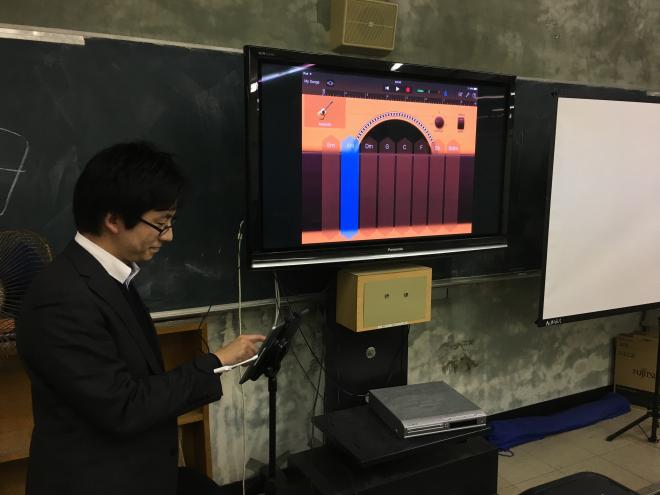 最後に本校音楽科教諭、長谷部先生よりiPadのアプリGarageBandの実演