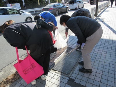参加者がごみを拾っている様子