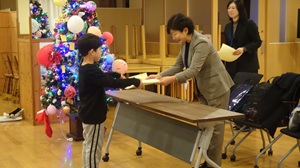 幼児に向けて感謝状贈呈の様子