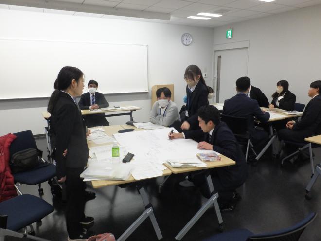 道徳教育のグループ活動を行っている様子