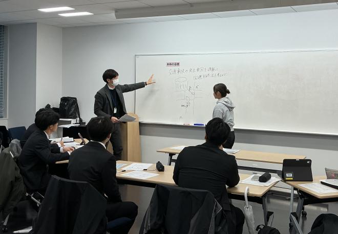 受講者が模擬授業を行っている様子
