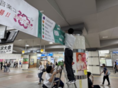 26横断幕掲示作業１