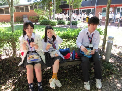 ランチタイムにて(2)