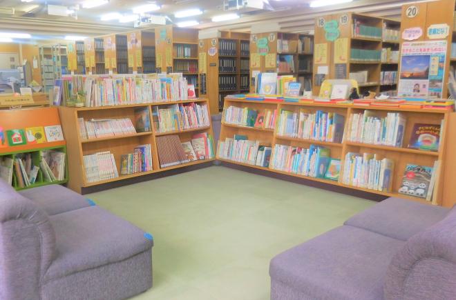 図書館閲覧コーナーの写真