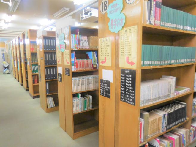 図書館の書棚の写真