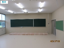 プレハブ校舎の教室