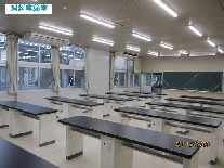 プレハブ校舎の理科実験室