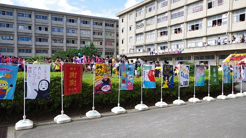 文化祭模擬店宣伝の各クラス旗