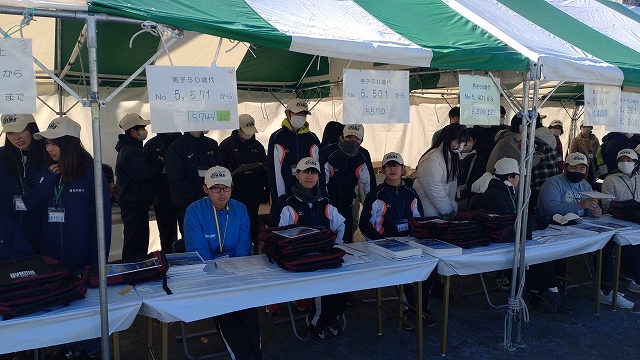 大山登山マラソンボランティアで選手受付をする様子
