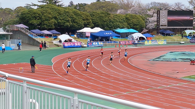 男子400m最終コーナーから直線に入る様子