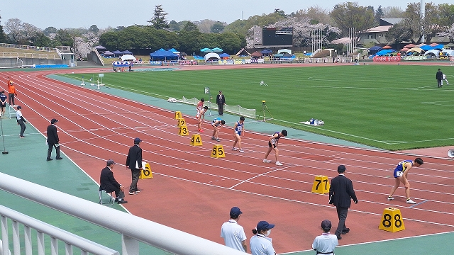 男子800mスタートラインに並び号砲を待つ様子