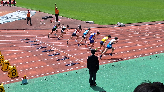 男子100mスタートを後方から見た様子