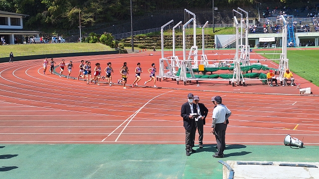 男子1500m400m地点を通過する様子