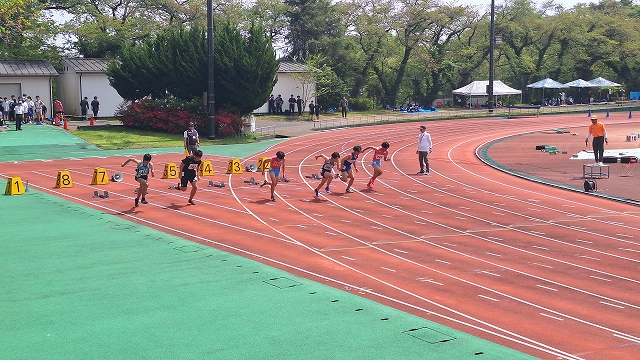 男子100mスタートの様子
