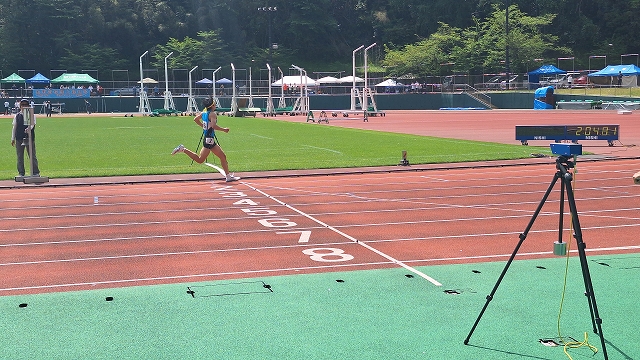 男子800mフィニッシュの様子