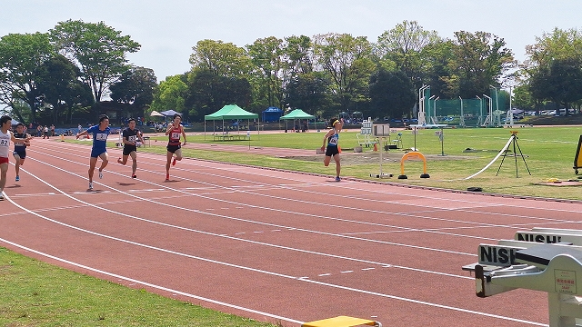 男子100mフィニッシュの様子