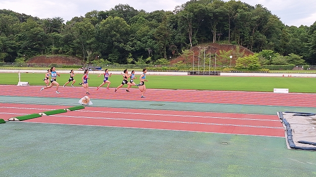 女子100mの様子