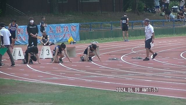 女子100mスタートの様子