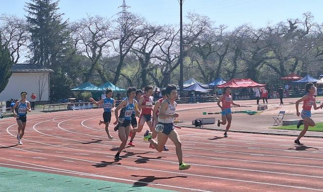 男子4×100mリレーでアンカーがバトンを受取り加速していく様子