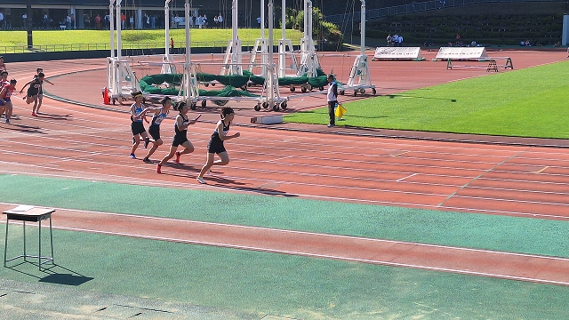 男子4×100mリレーで1走から2走へのバトンリレーの様子