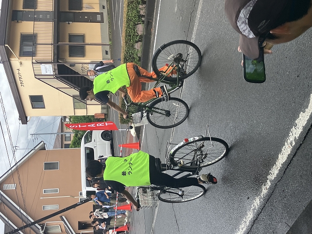 最後尾を自転車で行う様子