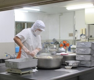 25120911給食の厨房の様子