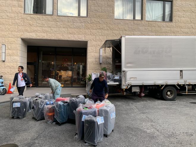 荷物搬出の様子