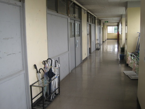 分教室-教室前廊下
