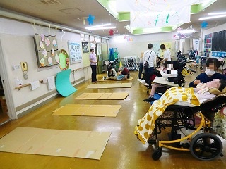 段ボール上に寝る体験