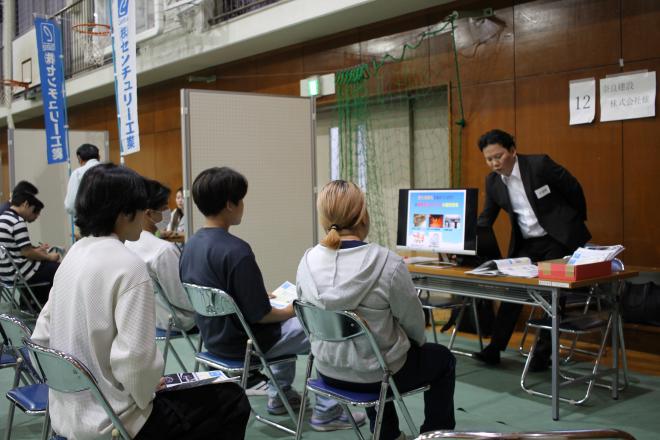 企業の説明を受ける生徒