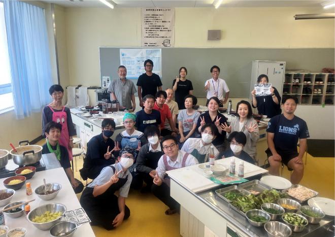 講師の料理部生徒とともに