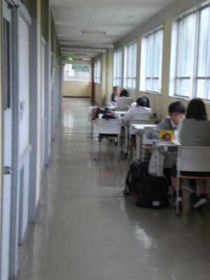 H30_0521放課後の図書室前