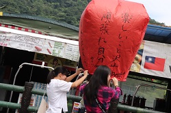 九扮で天燈上げ(ランタン上げ)を体験