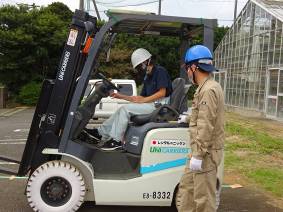 フォークリフトを運転する様子