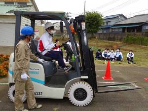 フォークリフト実技講習の様子