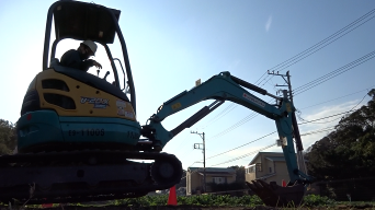 生徒がバックホーを運転する様子