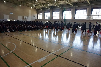 令和7年度対面式花道を歩く新1年生