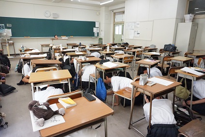 令和7年度2学期シェイクアウト訓練の様子