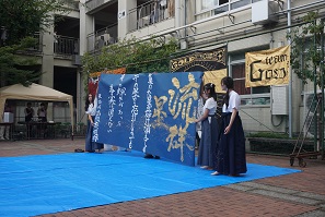 令和7年度文化祭中庭書道部の様子