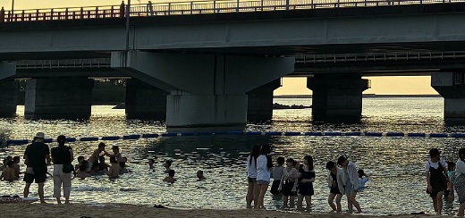 令和7年度修学旅行マリンスポーツの代案ビーチで戯れる遠景