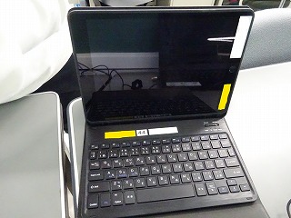 生徒用のiPadを開き、キーボードと画面が見える様子
