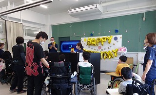 生徒たちがあつまり説明を聞いている様子